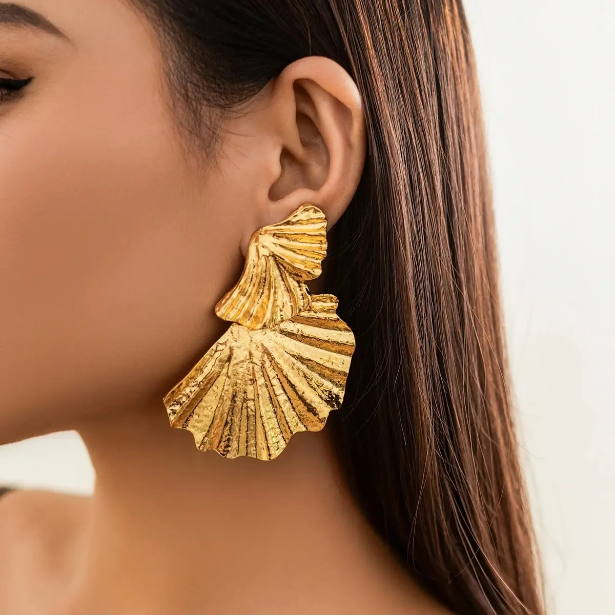 Orecchini pendenti classici alla moda con foglia di ginkgo per le donne Esagerano grandi orecchini pendenti irregolari Accessori per gioielli per feste per banchetti