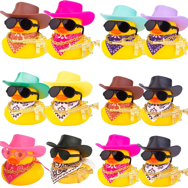 2ps decoração do painel de pato de borracha do carro, ornamento de carro de pato amarelo acessórios bonitos do carro com chapéu de cowboy colar óculos de sol