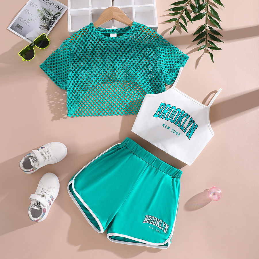 Sommerliches Mädchenmode-3-teiliges Set, cooles und atmungsaktives Mesh-Kurzarm-T-Shirt + Hosenträger mit Buchstabendruck + Shorts