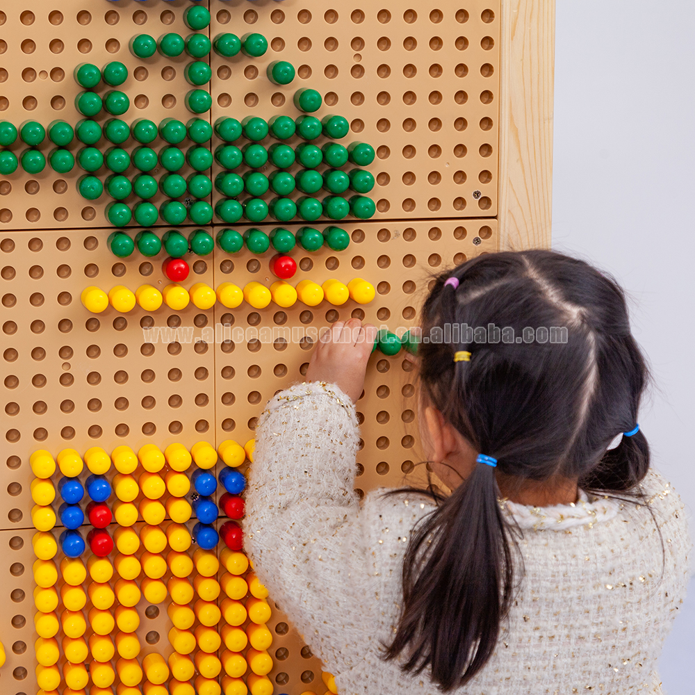 Armário do brinquedo com blocos de construção para crianças, mobília escolar interessante
