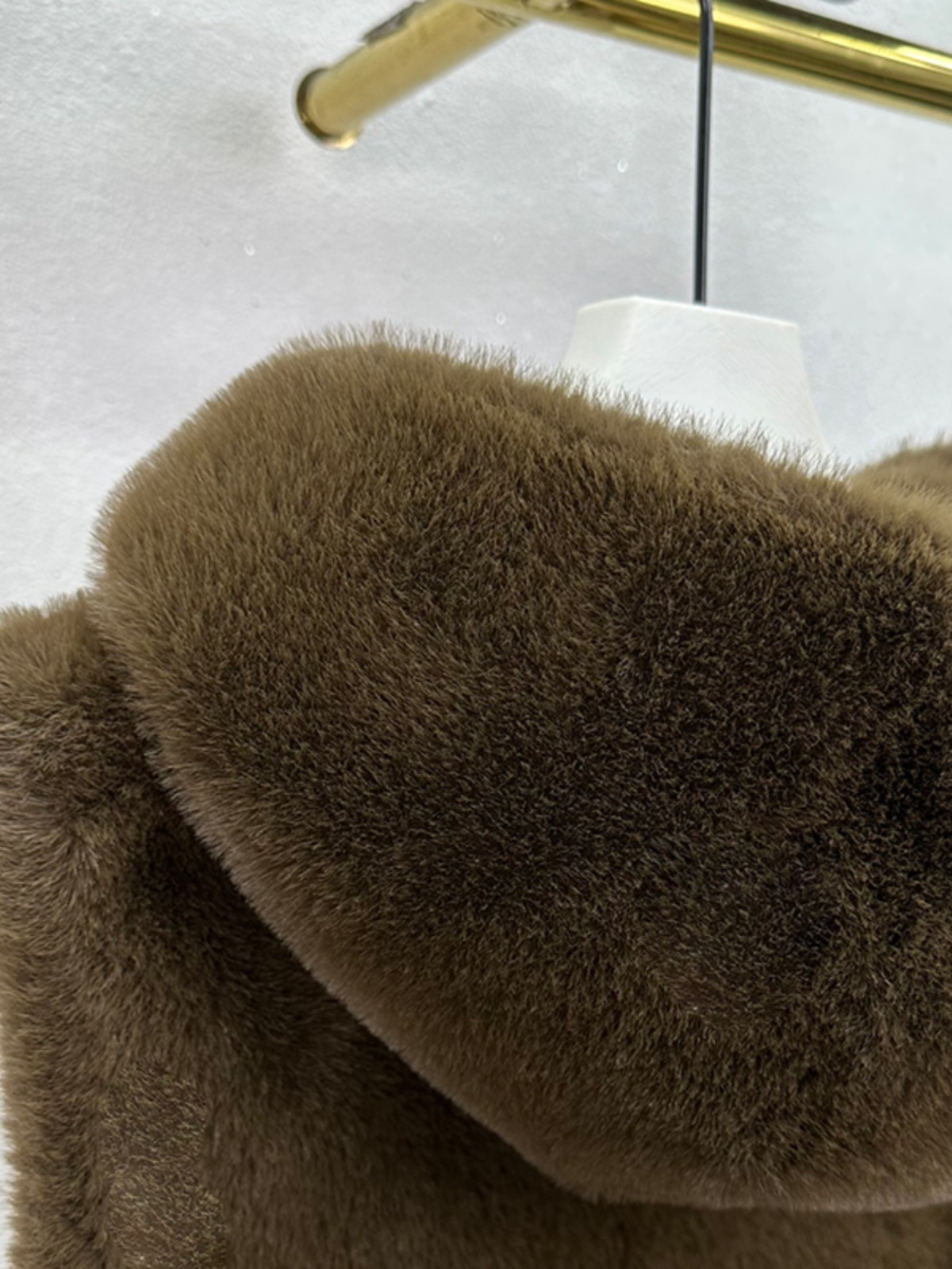 ハイエンドショート肥厚女性の毛皮のベスト 2024 冬の新帽子統合髪動物ベロアジャケットファッショナブルなストレートカット