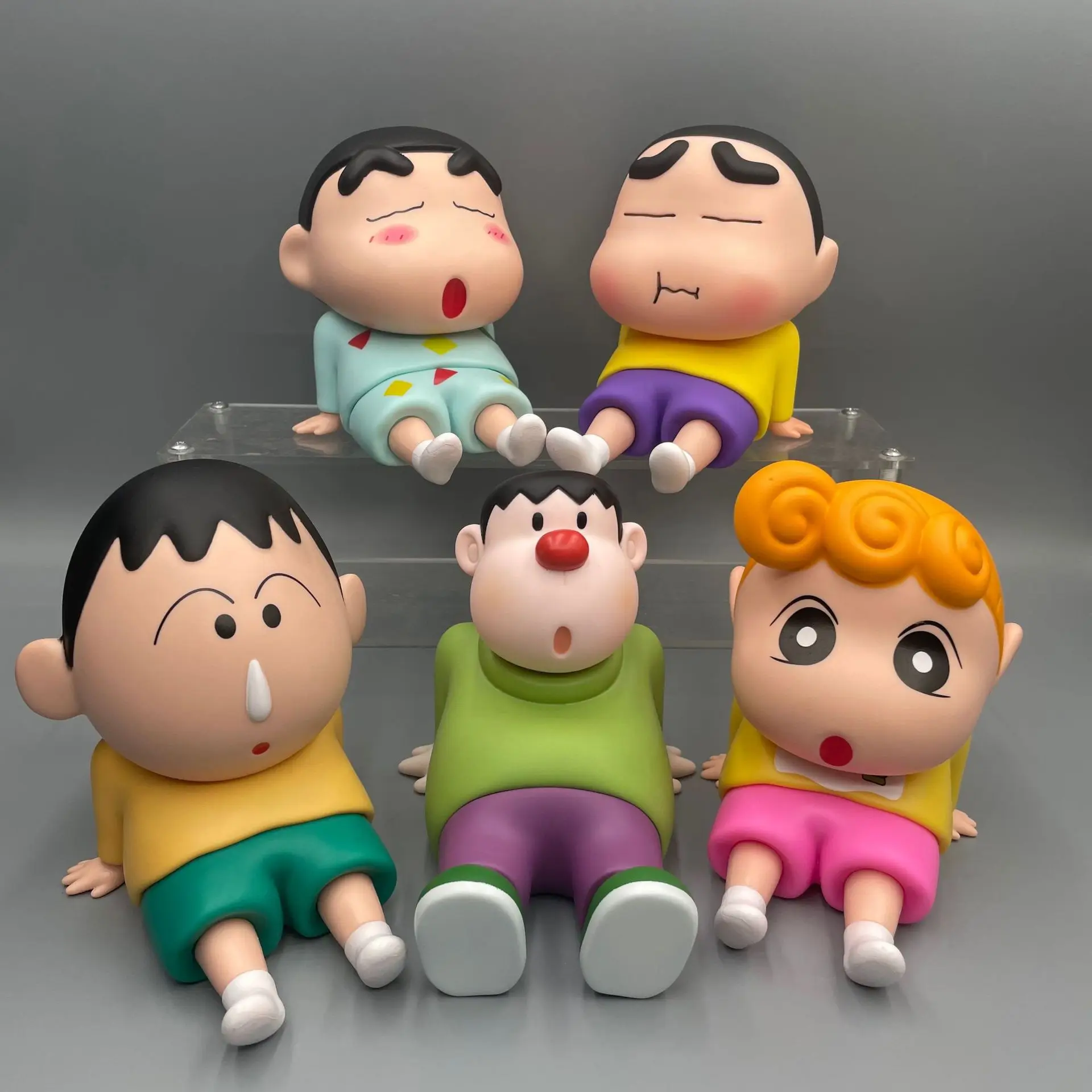 Kawaii Crayon Shin-Chan Boochan Supporto per telefono Desktop Anime Ornamenti Guardare la TV Supporto per telefono per cartoni animati Regali per ragazze per bambole carine