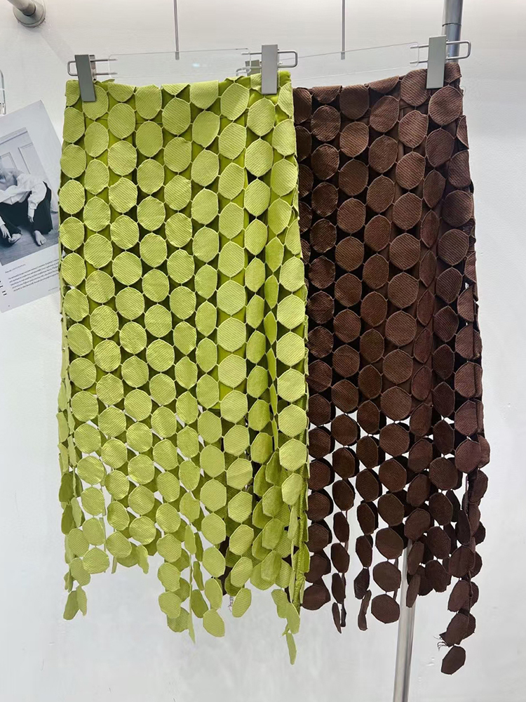 Twotwinstyle Uitgesneden Rok Voor Vrouwen Hoge Taille Patchwork Kwastje Onregelmatige Zoom Solid Midi Rokken Vrouwelijke Zomer Kleding Stijl