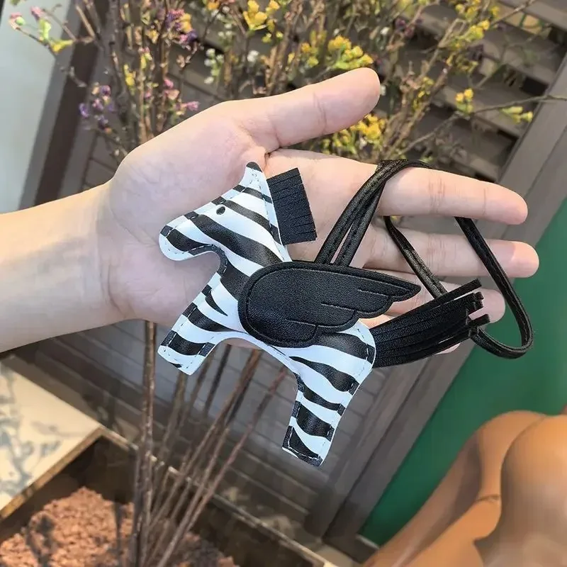 ミニエンジェルペガサス手縫いPUレザー子馬ペンダントレディースバッグファッショナブルで絶妙なアクセサリー姉妹親友ギフト