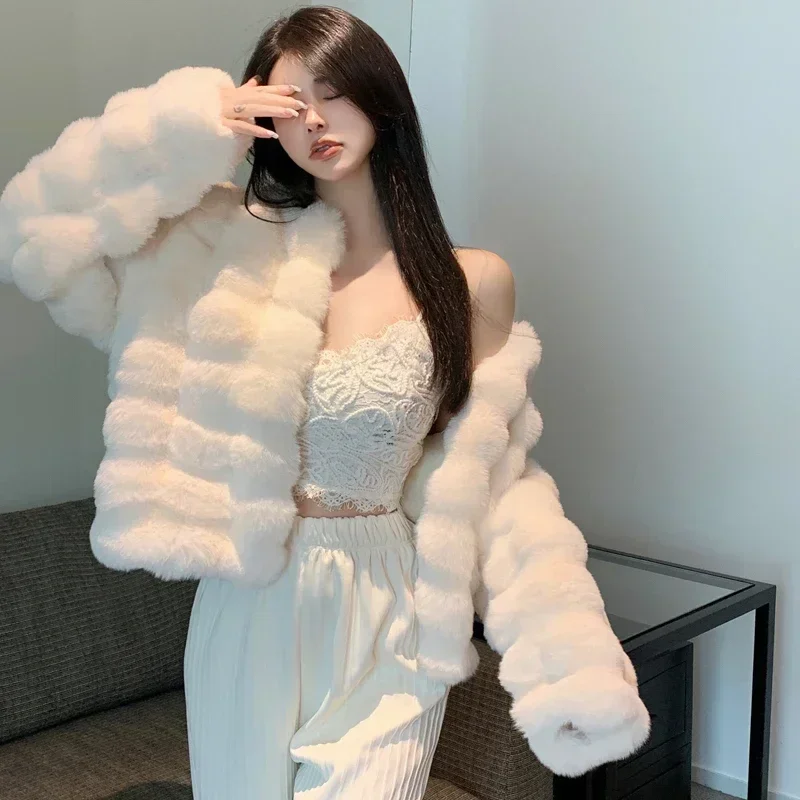 2024 冬のファッションフェイクファーコート女性のファッション暖かいフェザーコートカーディガンショートアウターレディパーティーエレガントな衣装新