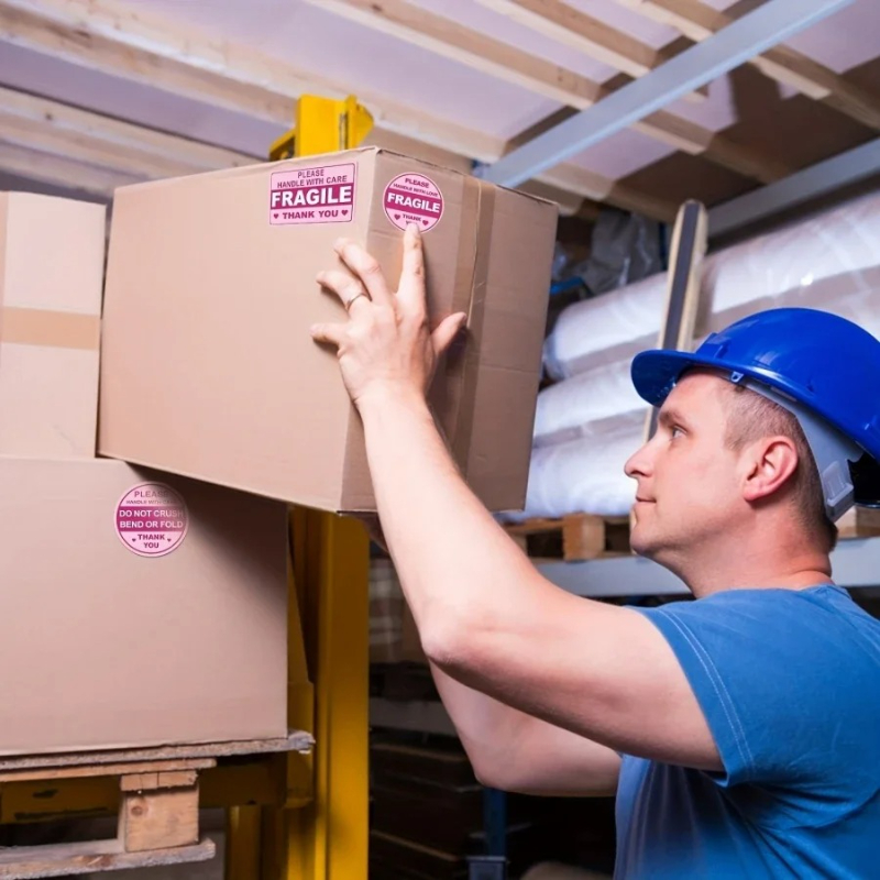 100 zerbrechliche Aufkleber für den Versand. Nicht gefaltete oder gefaltete Aufkleber. Nicht gefaltete oder gefaltete Aufkleber. Nicht gefälschte Etiketten für den Versand. Mailin