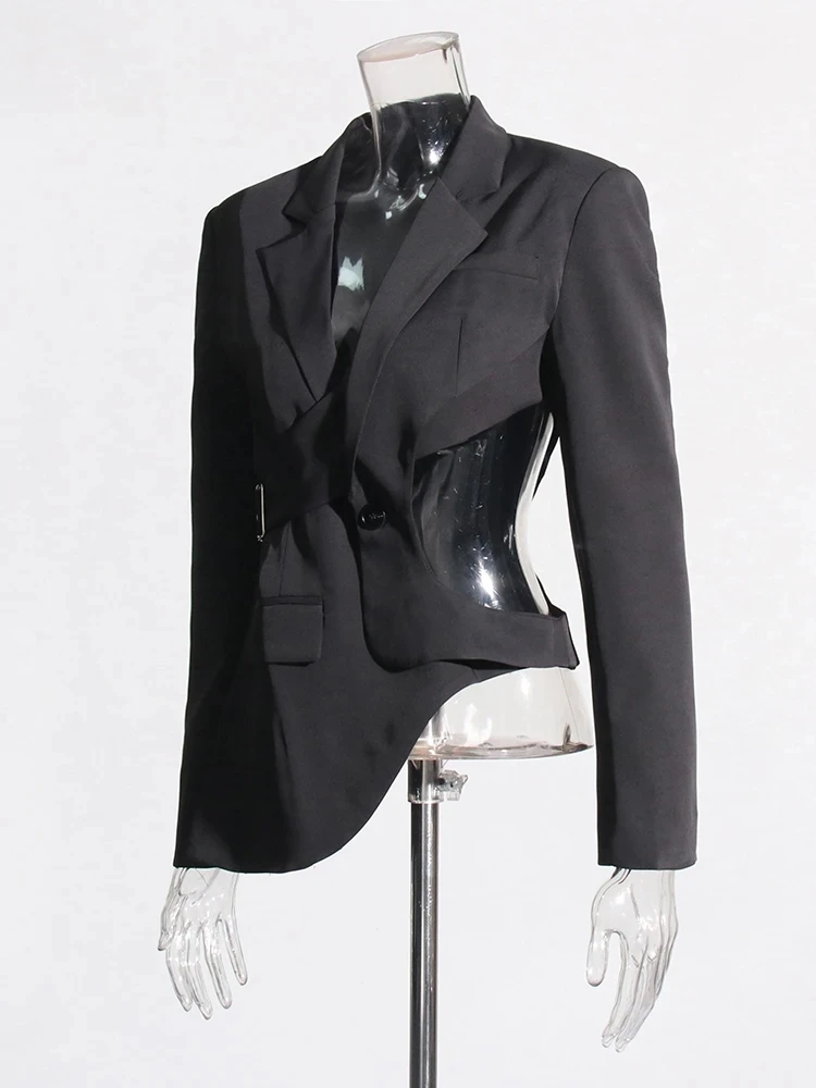 TWOTWINSTYLE Aushöhlen Backless Abnehmen Blazer Für Frauen Kerb Kragen Langarm Verstärktes Taste Unregelmäßigen Blazer Weibliche