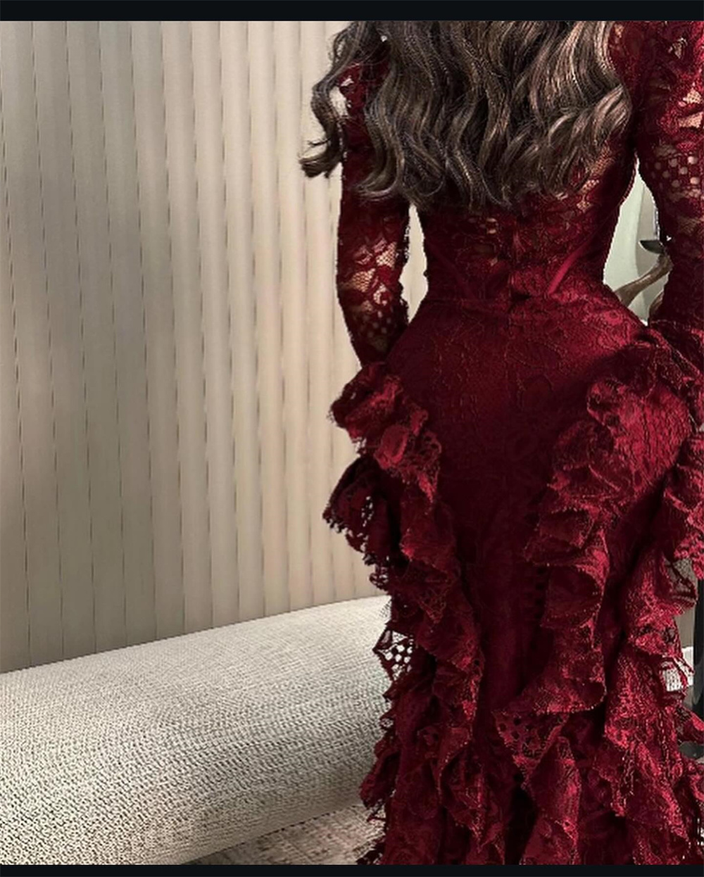 Bella ที่กําหนดเองลูกไม้เซ็กซี่ Mermaid robes de soirée สีแดง V คอชุดราตรีวันวาเลนไทน์ความยาวชั้น Draped ชุดแต่งงาน