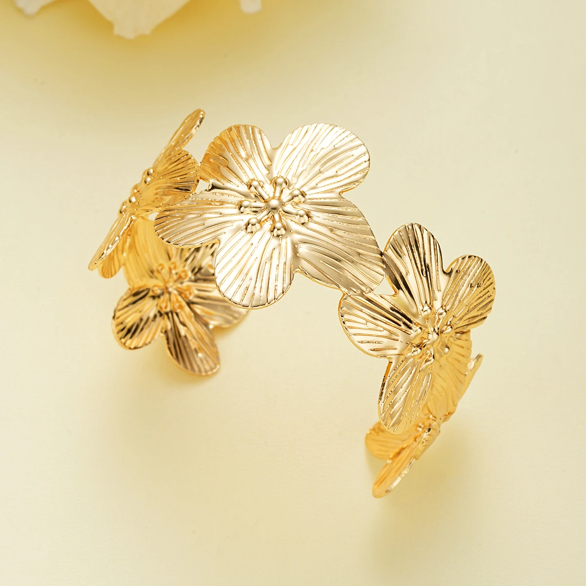 Braccialetti con apertura regolabile con fiori di alta qualità per le donne Braccialetti larghi con polsino largo color oro geometrico Gioielli per feste di nozze di moda