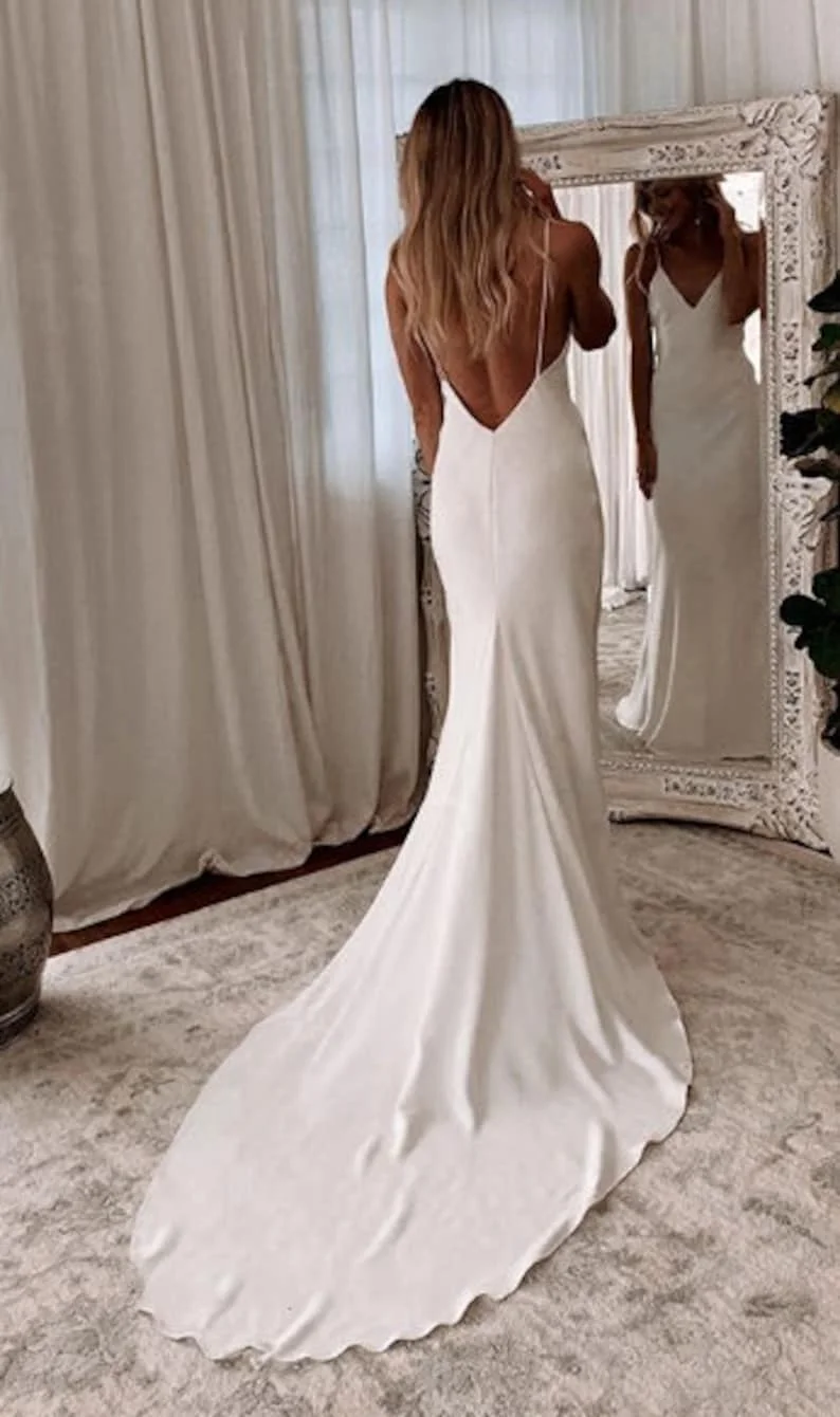 Abito da sposa in raso semplice moderno personalizzato con scollo a V senza spalline Backless formale pieghettato Abiti da sposa Growns Sweep Train