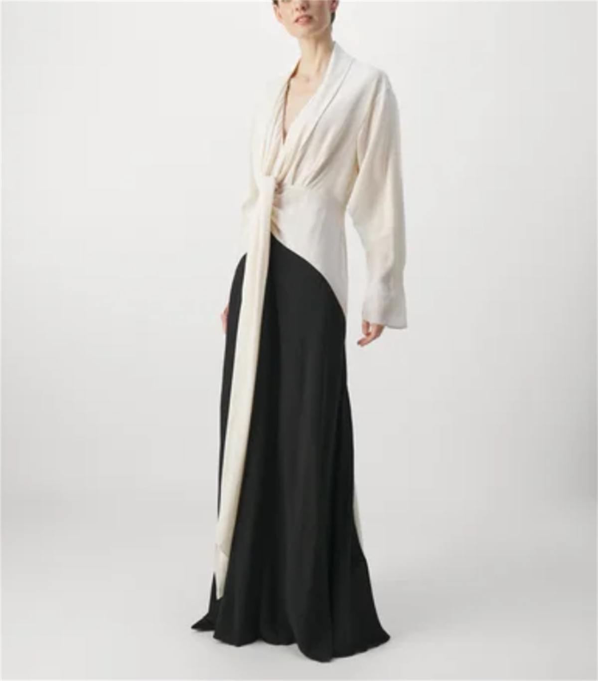 Maßgeschneidertes elegantes schwarz-weißes kontrastierendes formelles Anlasskleid, französisches Abendkleid mit V-Ausschnitt und plissiertem Gürtel für Damen bis bodenlang