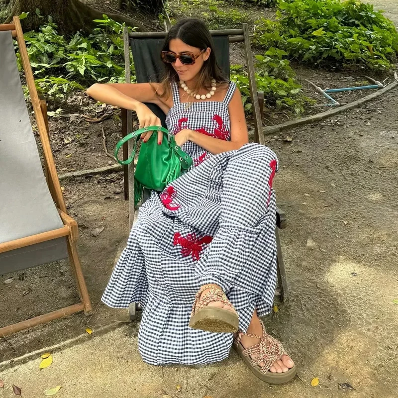 HXAOผู้หญิงRuffleเย็บปักถักร้อยชุดเดรสลายสก๊อตจีบBacklessชุดชายหาดวันหยุดผู้หญิงฤดูร้อนชุด 2024