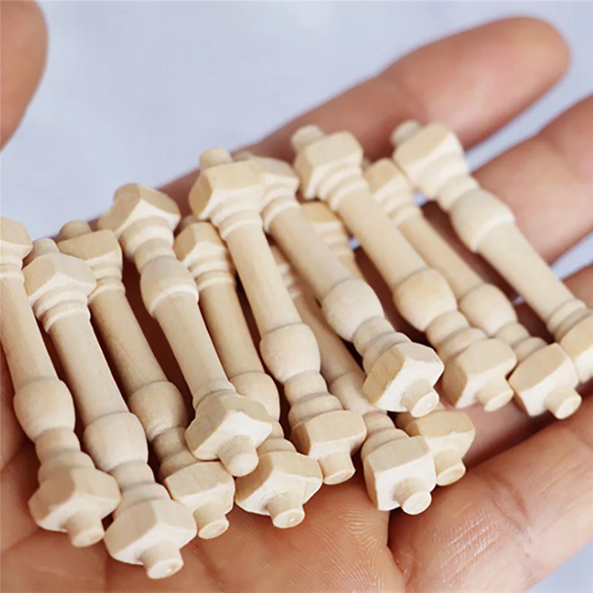 BAAU 60 ชิ้น DIY แกน Balusters ไม้ขนาดเล็ก 1/12 Scale ราวบันไดตกแต่งของเล่น