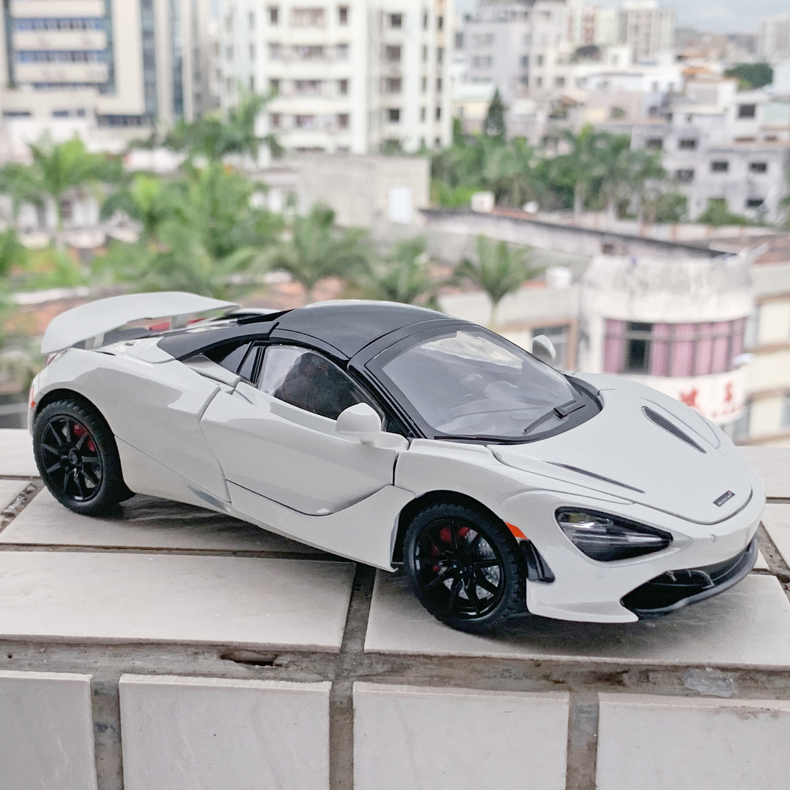 Modelo de coche deportivo de aleación 1: 24 720S con cuatro ruedas y función de absorción de impactos, adecuado como regalo navideño para niños