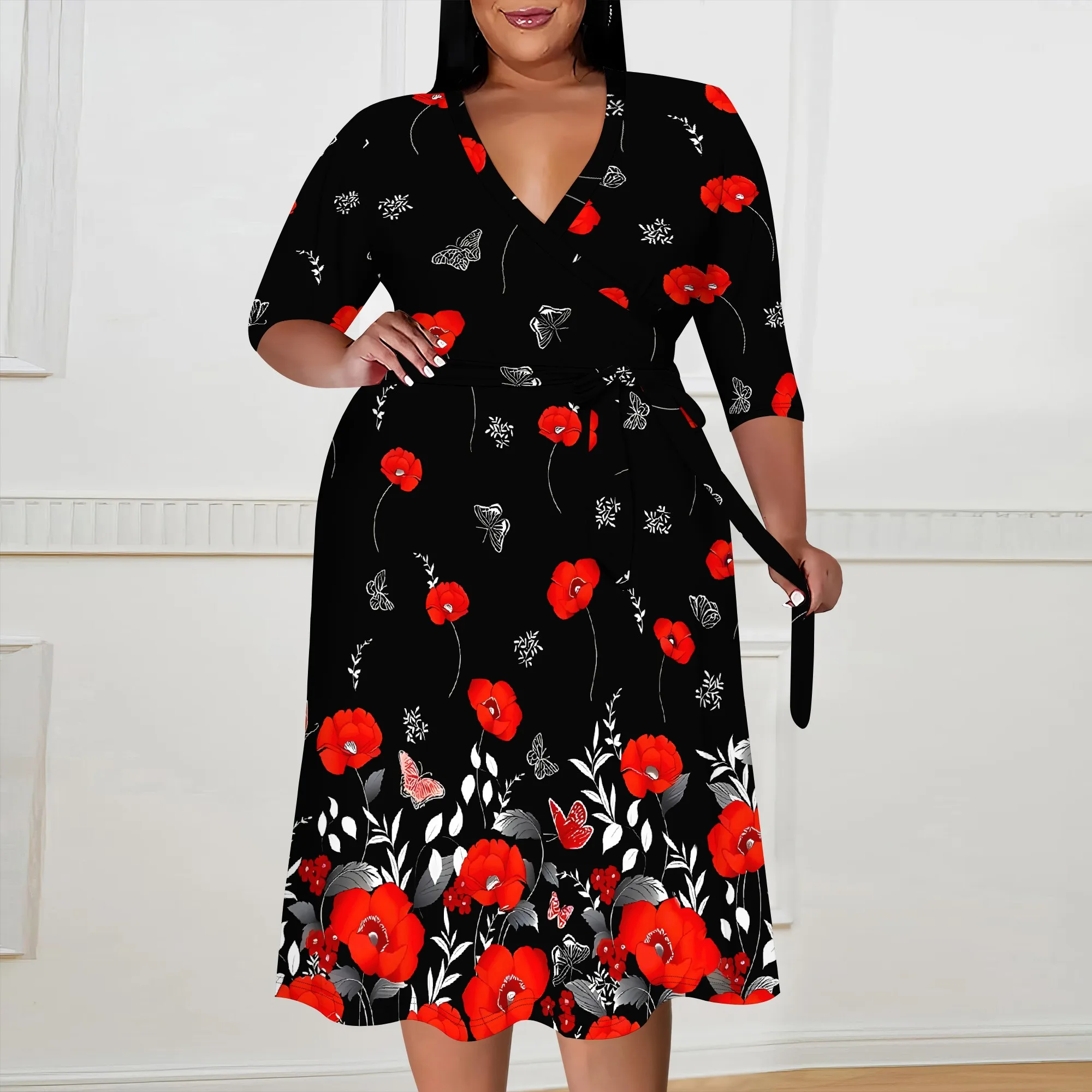 Plus-Size-Kleid für kurvige Damen. A-Linien-Rock mit Blumenmuster, V-Ausschnitt und 3/4-Ärmeln und Gürtel