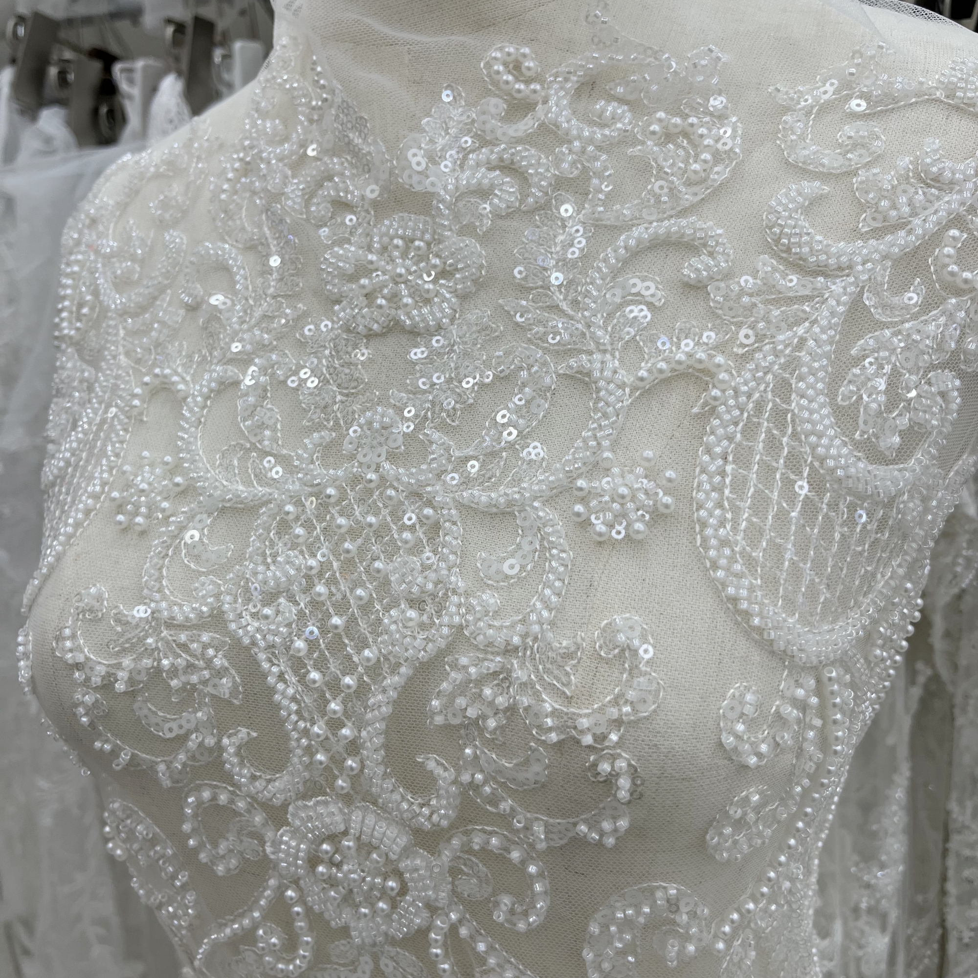 Tecido de renda bordado de contas de lantejoulas de luxo adequado para vestido de casamento personalizado privado design de vestido de tecido de renda