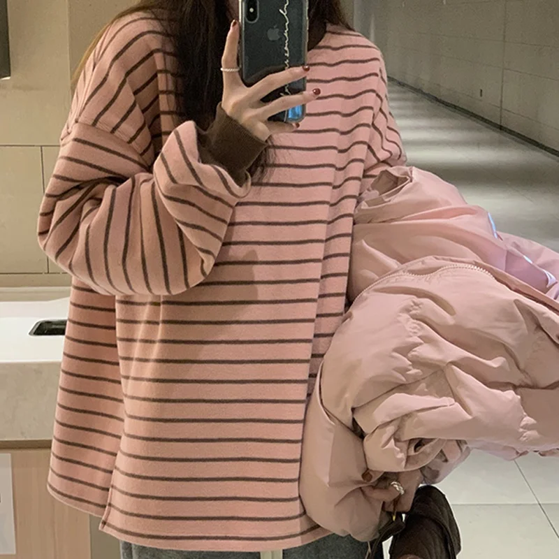 ピンクストライプルーズ長袖 Tシャツシックなインナーウェア 2023 春のファッションベースシャツトレンディな婦人服プラスサイズ利用可能