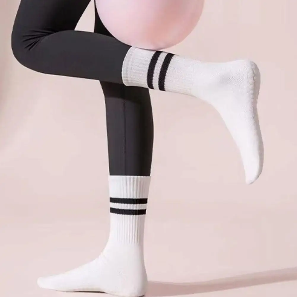 8 สีกีฬาถุงเท้าผ้าฝ้ายกลางด้านล่าง Professional Non-SLIP ซิลิโคนฟิตเนสในร่มถุงเท้ายิมเต้นรําพิลาทิสโยคะถุงเท้า