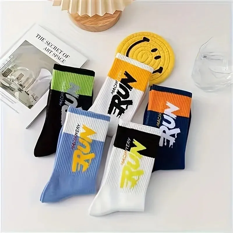 5 Paar trendige, kreative Buchstabenmuster-Farbblock-Crew-Socken für Herren, atmungsaktive, bequeme, lässige Unisex-Socken für Herren im Freien