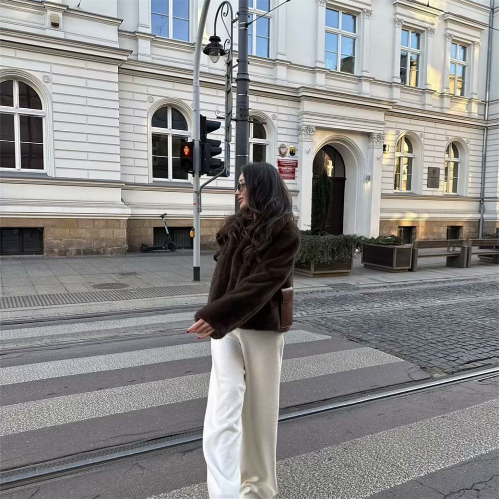 Nova moda de inverno feminina casual design vanguardista com jaqueta integrada de pele marrom estilo europeu e americano