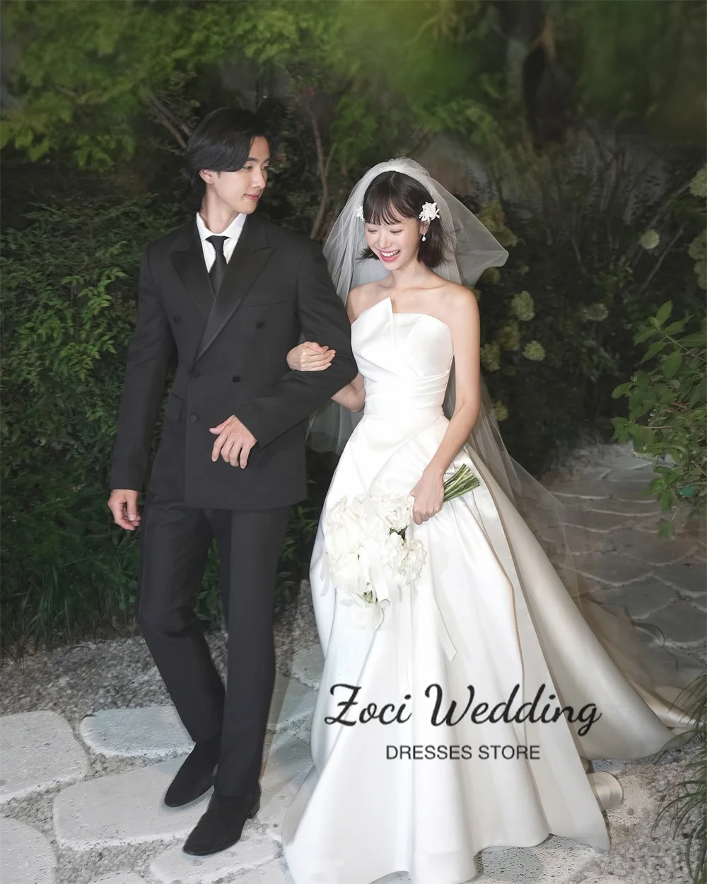 Zoci ซาตินชุดแต่งงานที่ไม่มีสายหนัง A-Line Draped Sweep Train เกาหลีชุดเจ้าสาวที่กําหนดเองแขนกุดถ่ายภาพชุดสําหรับเจ้าสาว
