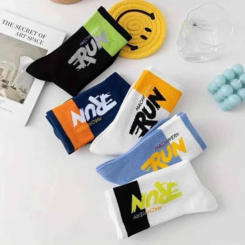 5 Paar trendige, kreative Buchstabenmuster-Farbblock-Crew-Socken für Herren, atmungsaktive, bequeme, lässige Unisex-Socken für Herren im Freien
