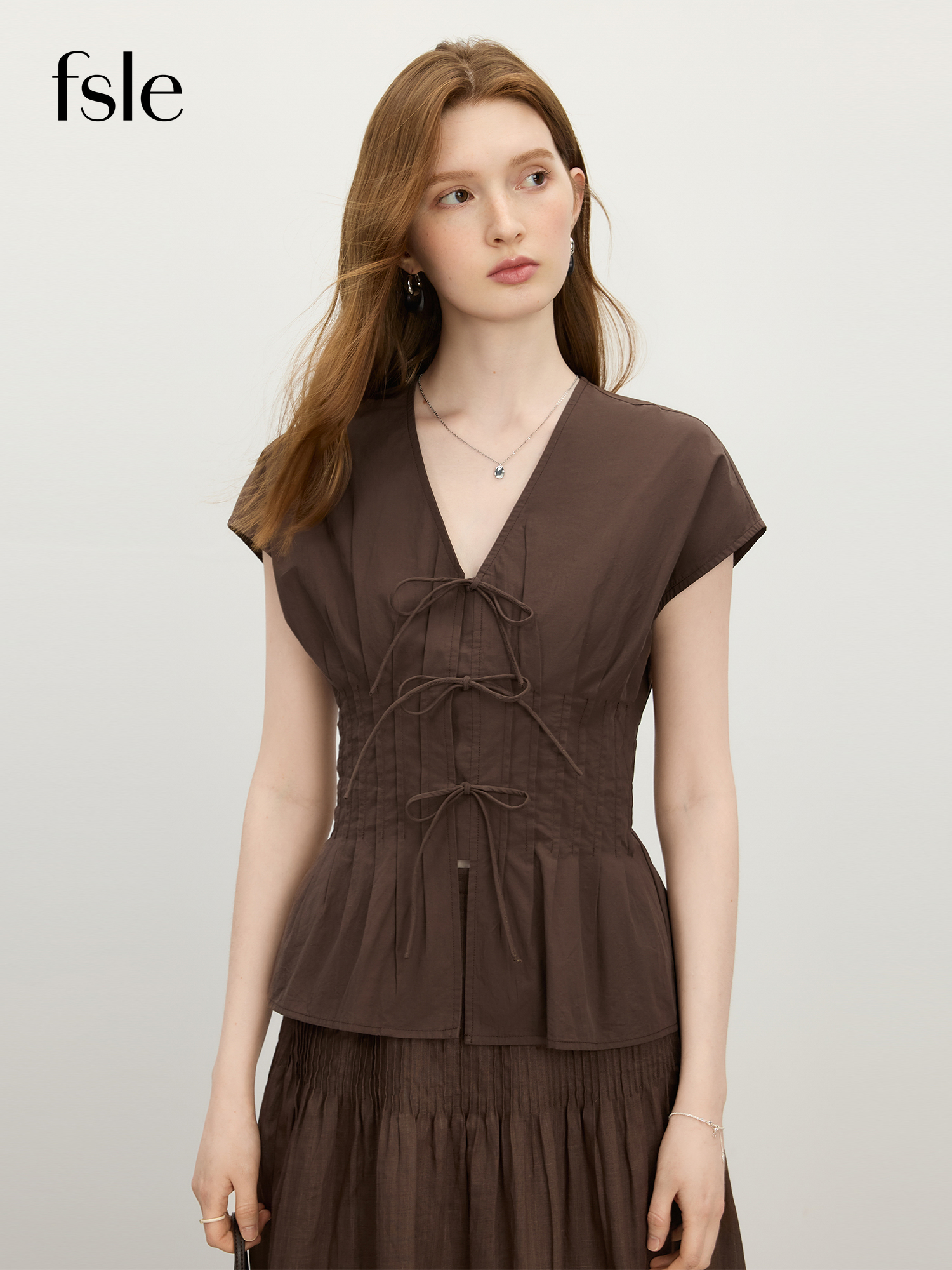 FSLE 2025 летняя женская современная блузка с V-образным вырезом и галстуком-бабочкой — контурная талия и рукав «леланец» для шикарных случаев 25FS12737