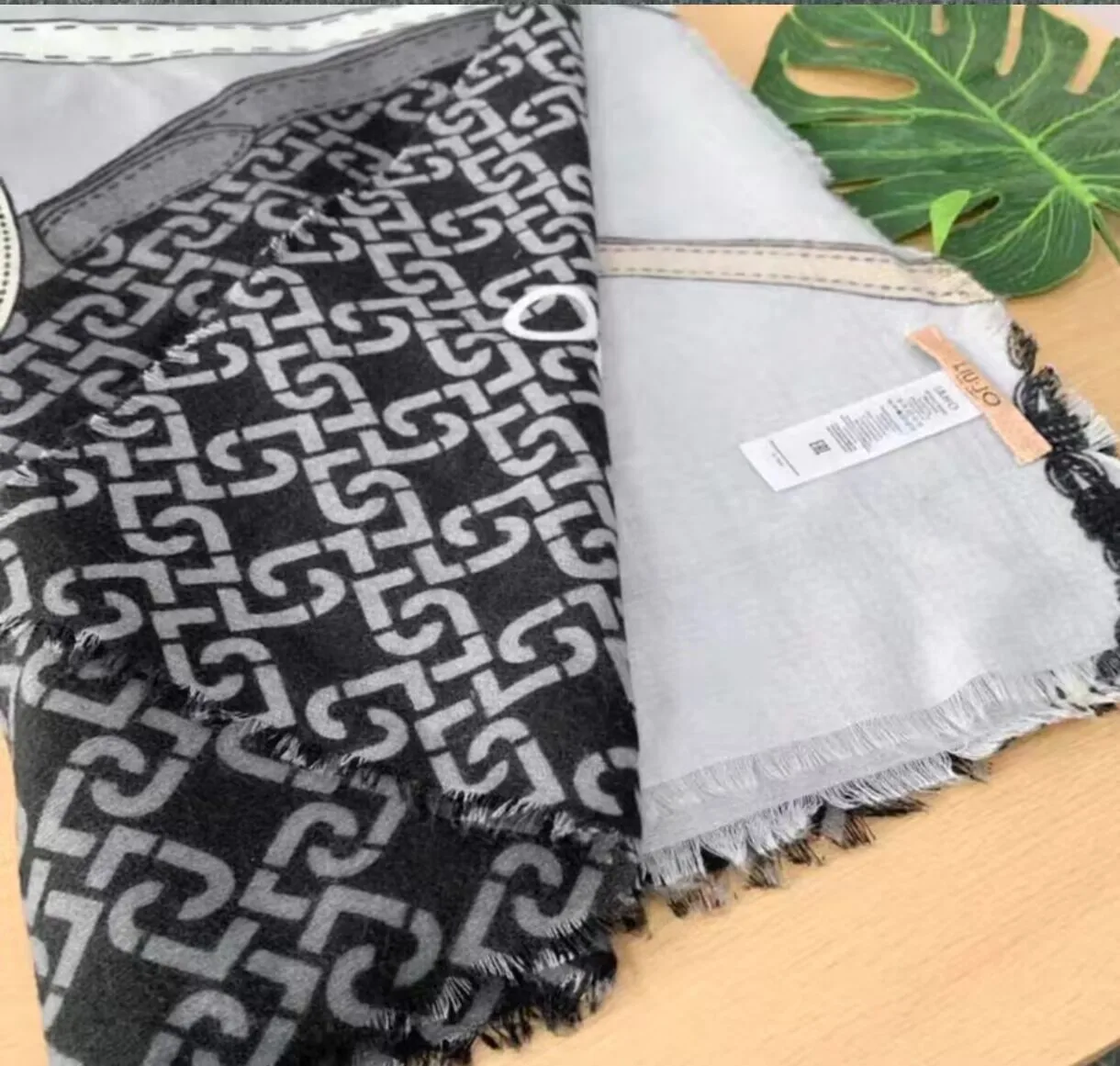 A new Italian printed, fashionable, exquisite and warm long women's shawl and scarf for foreign trade