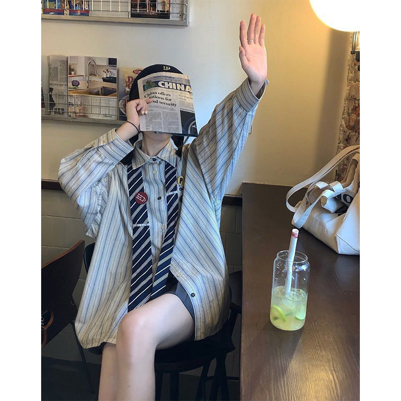 Vintage Tieลายเสื้อผู้หญิงHarajukuเข็มกลัดขนาดใหญ่เสื้อแขนยาวStreetwearเกาหลีPreppyพิมพ์หลวมเสื้อลําลอง