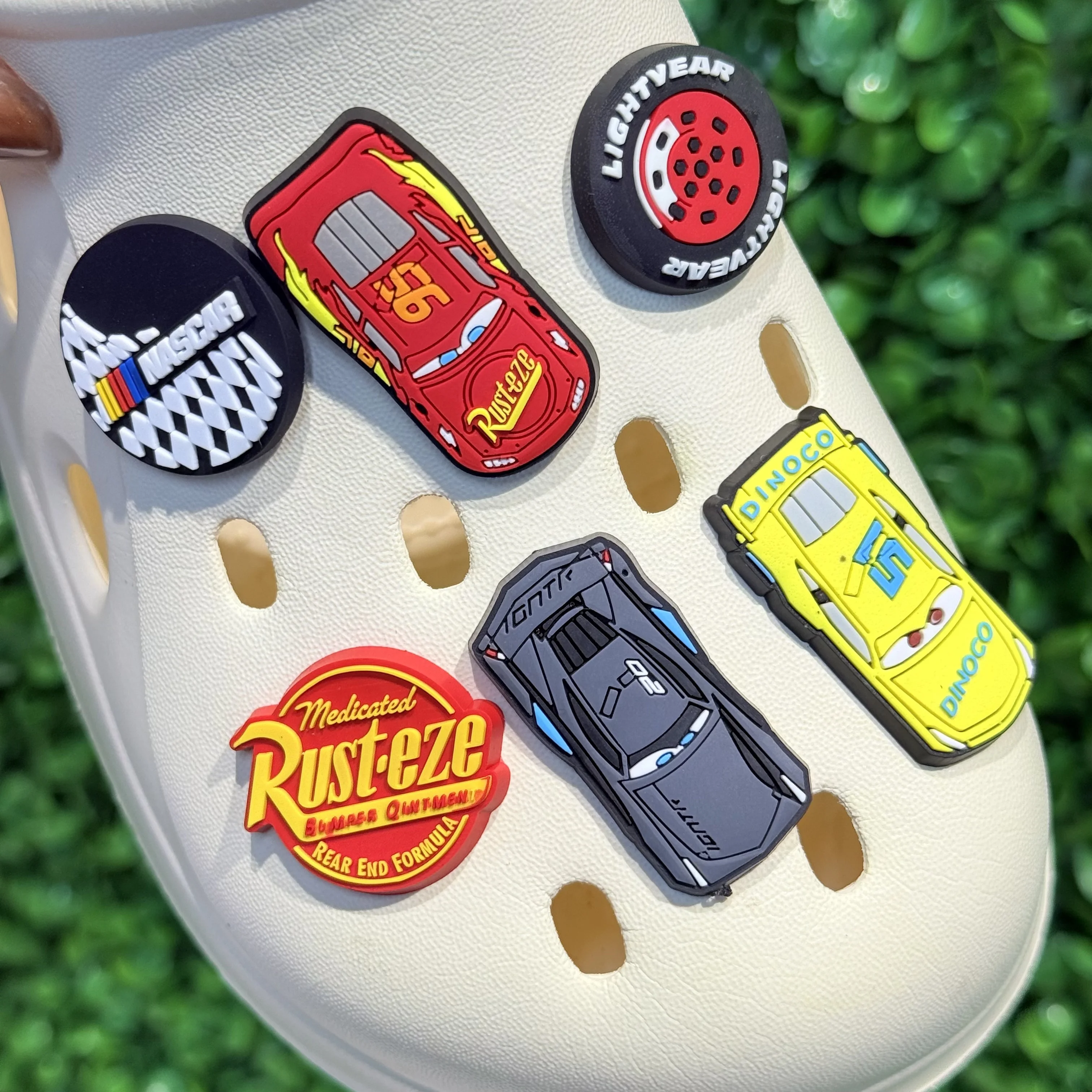 1/6 Uds Disney Lightning Mcqueen PVC zapatos encantos Miniso coches zapatillas hebilla decoraciones ajuste niños regalo de cumpleaños