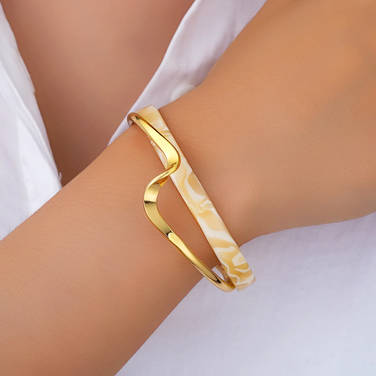 Weiße Muschel-Armbänder, Brettbiegung, Metall-Armreifen, Damen-Handarmbänder, geometrische C-förmige Öffnungsarmbänder, Schmuck, Geschenke