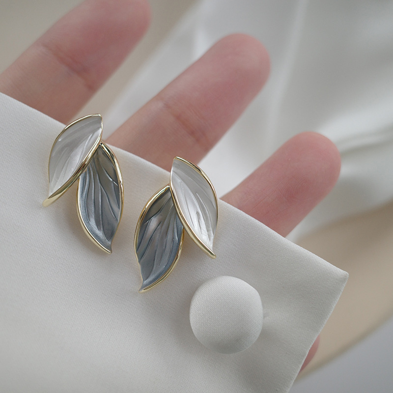 Orecchini a bottone a foglia dolce per le donne Orecchini a bottone con pianta fresca blu e bianca Orecchini in stile metallo squisito Regalo di gioielli eleganti