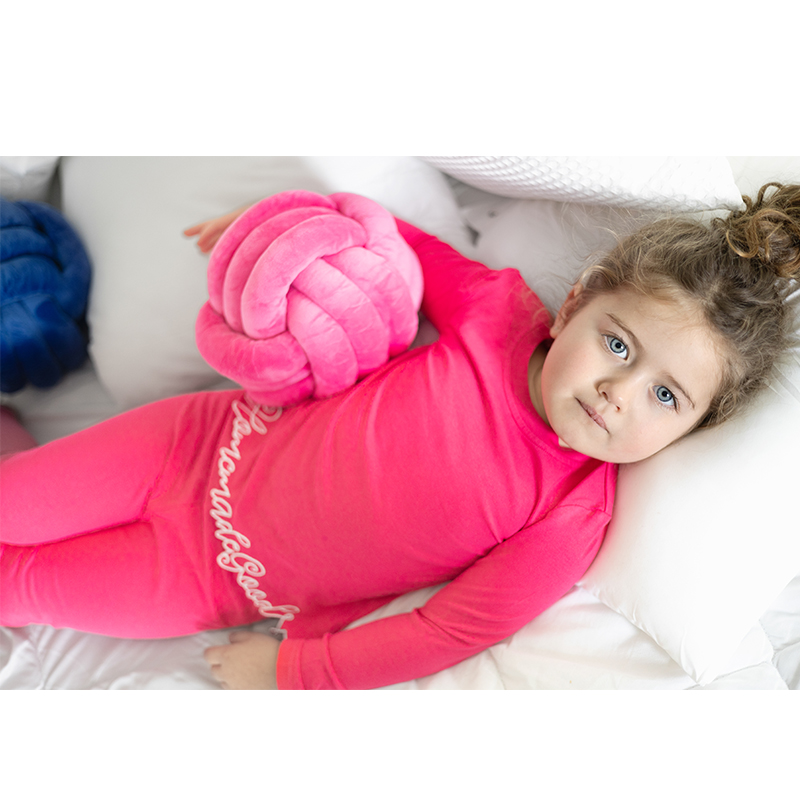 Ali Plus SS25 pijama de bebé y niña rosa y azul intenso y camisón de niña con ribete bordado
