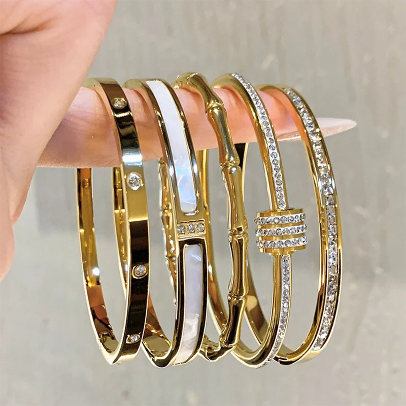 Bracciale placcato oro con zirconi intarsiati in acciaio inossidabile al titanio da 1 pezzo, stile classico e semplice, adatto per l'uso quotidiano delle donne
