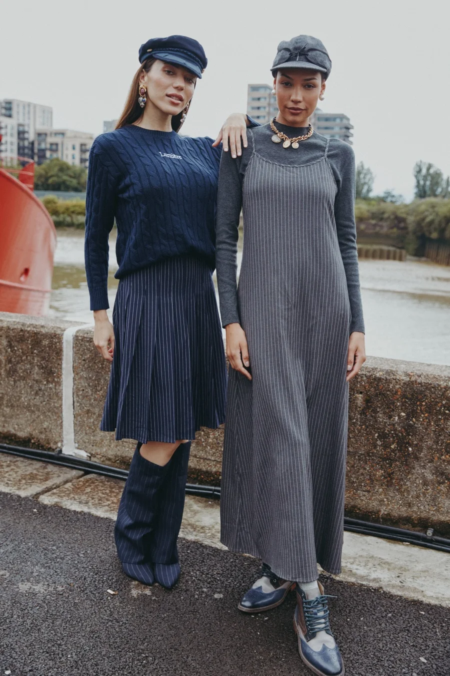 Vestido lencero de colección AS AW25 a rayas + top de punto con cuello simulado + punto de cable bordado + falda plisada a rayas