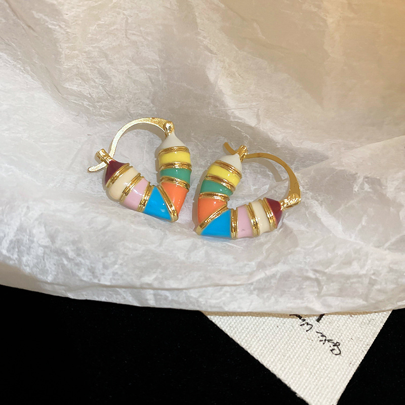 Pendientes de aro huecos con forma de corazón de colores caramelo para mujer, diseño coreano dulce, hebilla de oreja con sentido, joyería de fiesta con temperamento a la moda