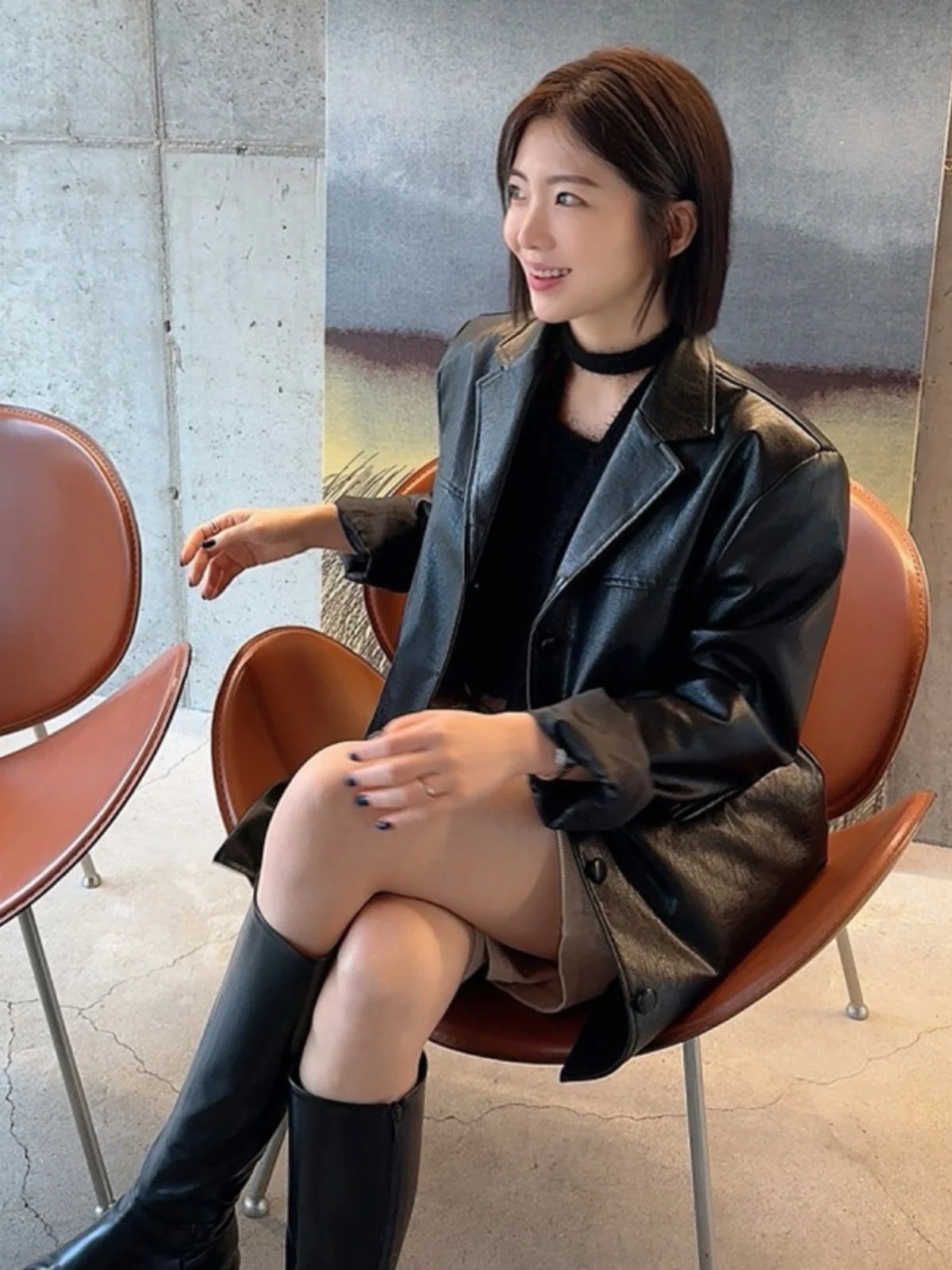 エレガントシックな Pu レザージャケットの女性のロングコートスタイリッシュな韓国語バージョンファッショナブルなビジネス襟トレンディなトップ若い女性のための