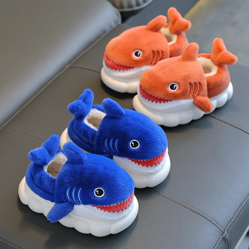 ฤดูหนาวใหม่รองเท้าส้นสูงน่ารักการ์ตูน Shark รองเท้าแตะผ้าฝ้ายเด็กลื่นนุ่มสําหรับเด็กหญิงเด็กชายเด็ก Warm Plush รองเท้า