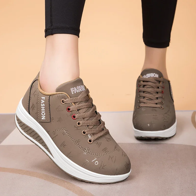 Zapatos informales oscilantes de fondo grueso para exteriores para mujer, plataforma de moda, zapatos deportivos grandes 42 de fondo plano para caminar y correr