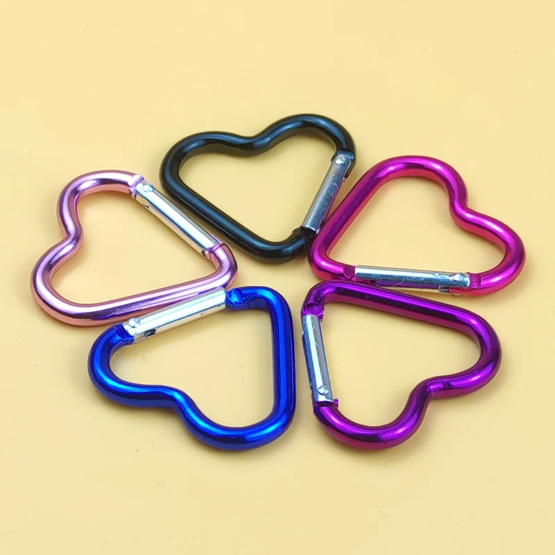 1 ชิ้นรูปหัวใจอลูมิเนียม Carabiner คลิปพวงกุญแจกลางแจ้งพวงกุญแจตะขอขวดน้ําแขวนหัวเข็มขัดชุดเดินทางอุปกรณ์เสริม