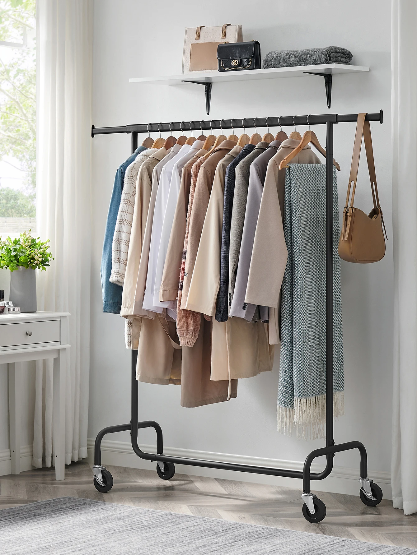 SONGMICS Burro Ropa con Ruedas, Perchero Burro Extensible con Carga Pesada, Capacidad de Carga de 130 kg, Fácil de Montar, Portátil, Blanco Mate/Negro Mate/Plata