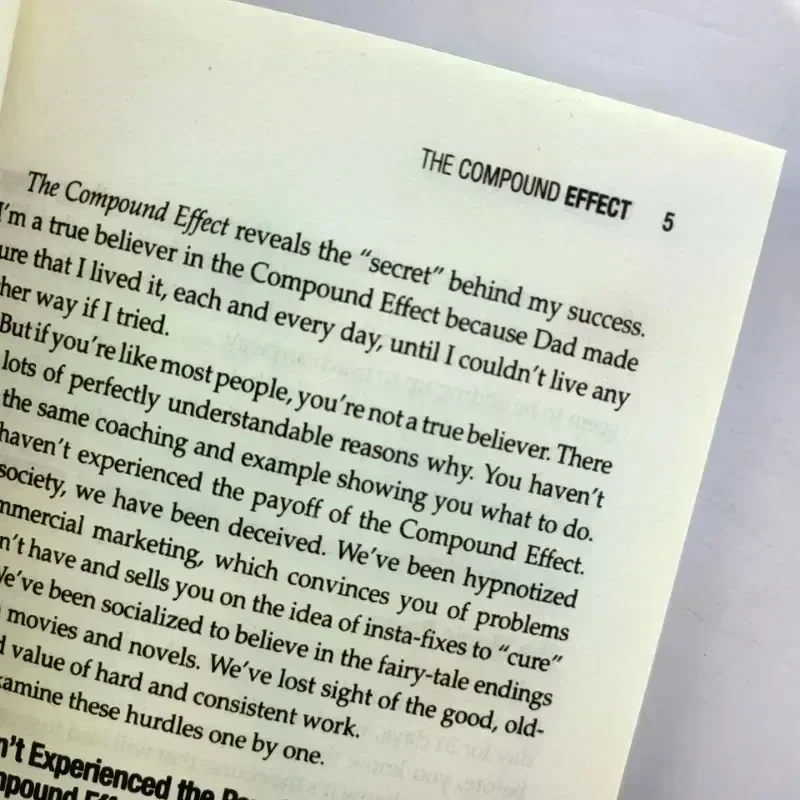 Het samengesteldeffect door Darren Hardy Vermenigvuldig uw succes Een eenvoudige stap tegelijk Inspirerende romans Engels boek