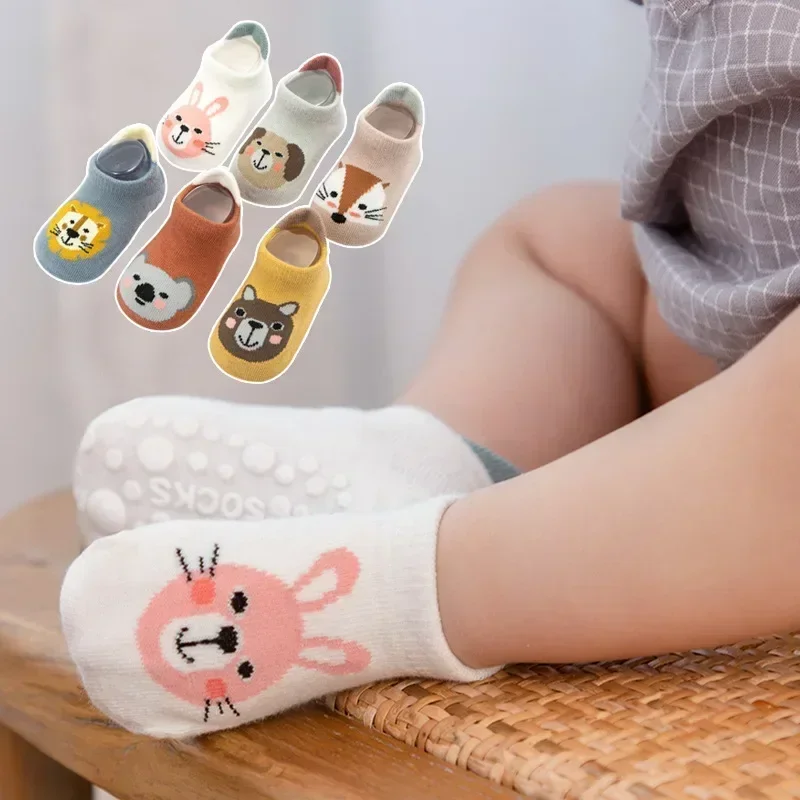 Nuovi calzini antiscivolo per bambini primavera inverno simpatico cartone animato animale lettera stampa calzini da pavimento per bambini suole in gomma calzini per bambina