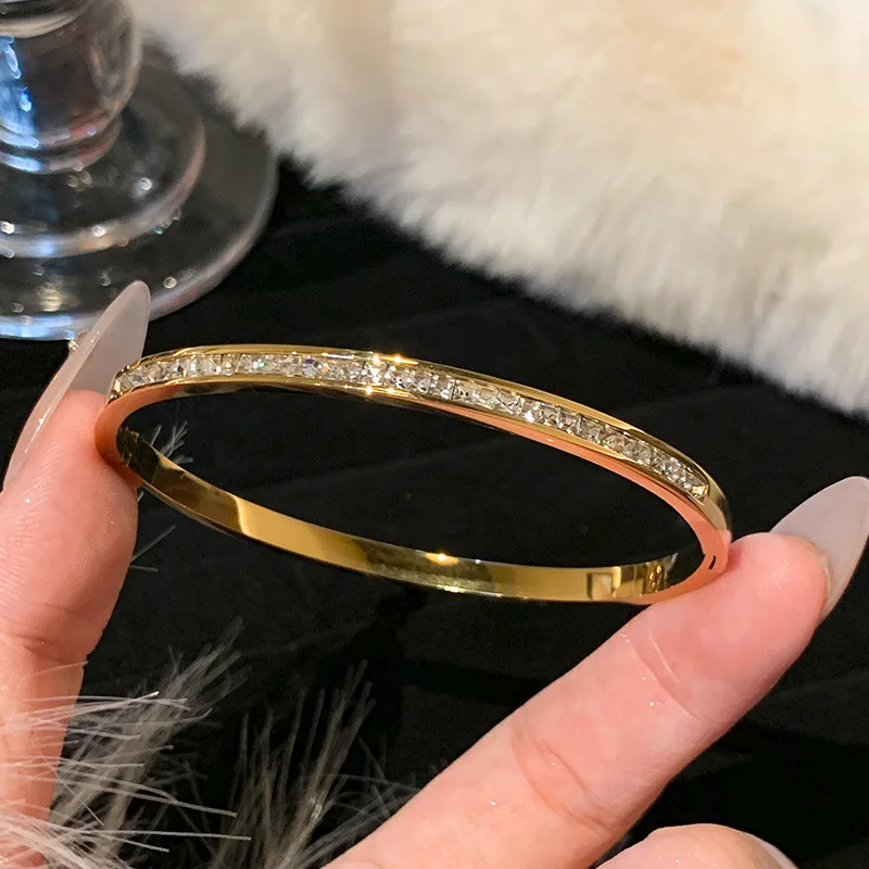 Bracelet plaqué or en titane et acier inoxydable, Zircon incrusté, Style classique et Simple, adapté à un usage quotidien des femmes, 1 pièce