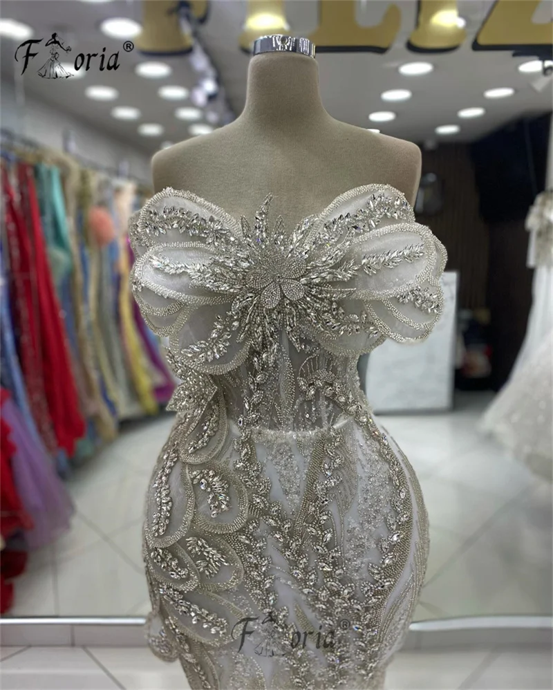 ゴージャスな白いクリスタルストーンのセレブのドレス、ストラップレスアップリケ、3Dペタル、結婚披露宴のドレス、2024