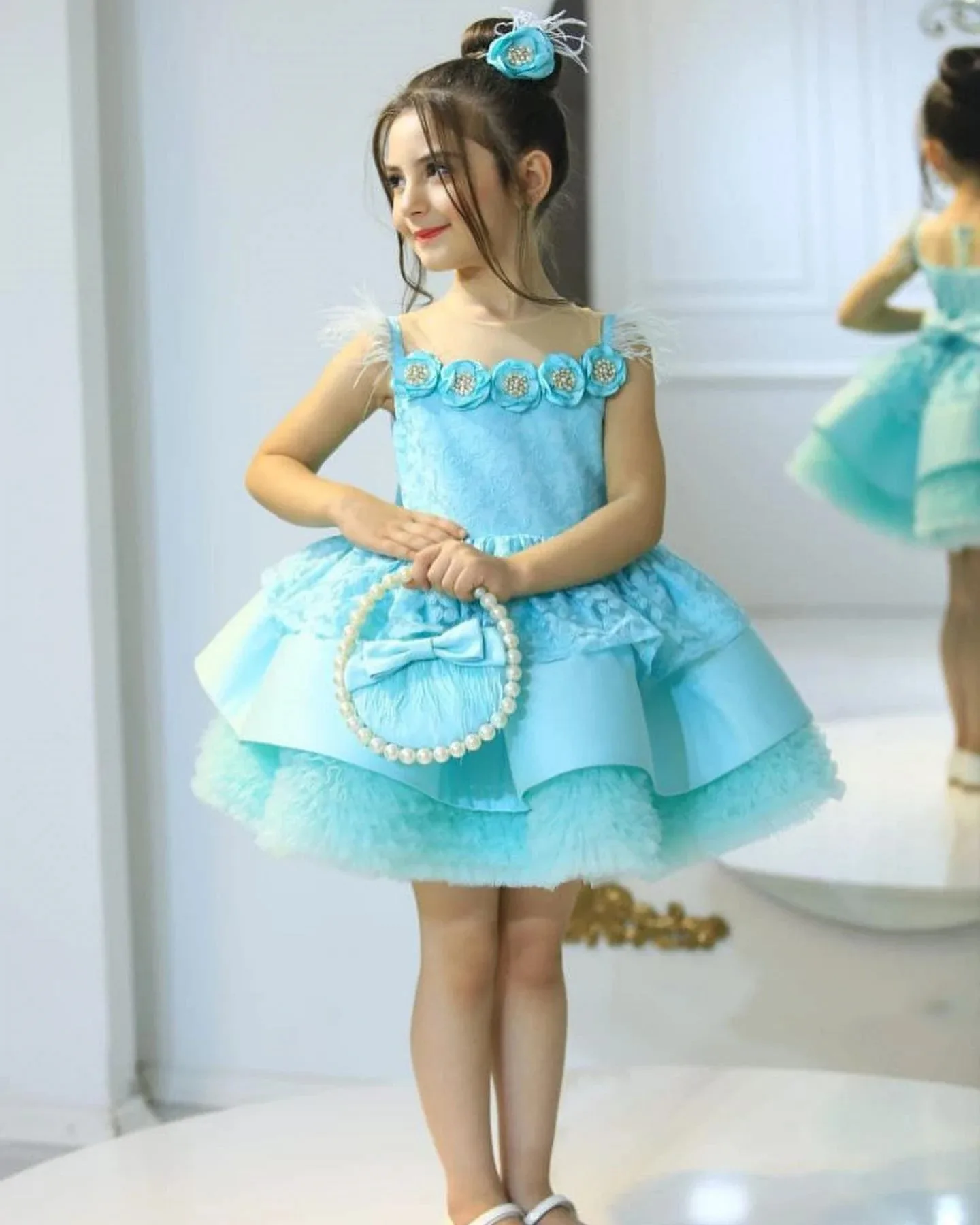 Schöne Blumenmädchenkleider für die Hochzeit, Spitze, Perlen, knielang, für Kinder, maßgeschneiderte Anlasskleider für die Erstkommunion, individuell gestaltet