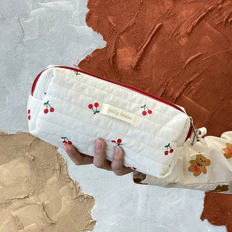 Estuche para lápices para estudiantes, bolsa de aseo con patrón de bordado de cereza Kawaii, artículos esenciales de viaje a la moda, Pochette Maquillage
