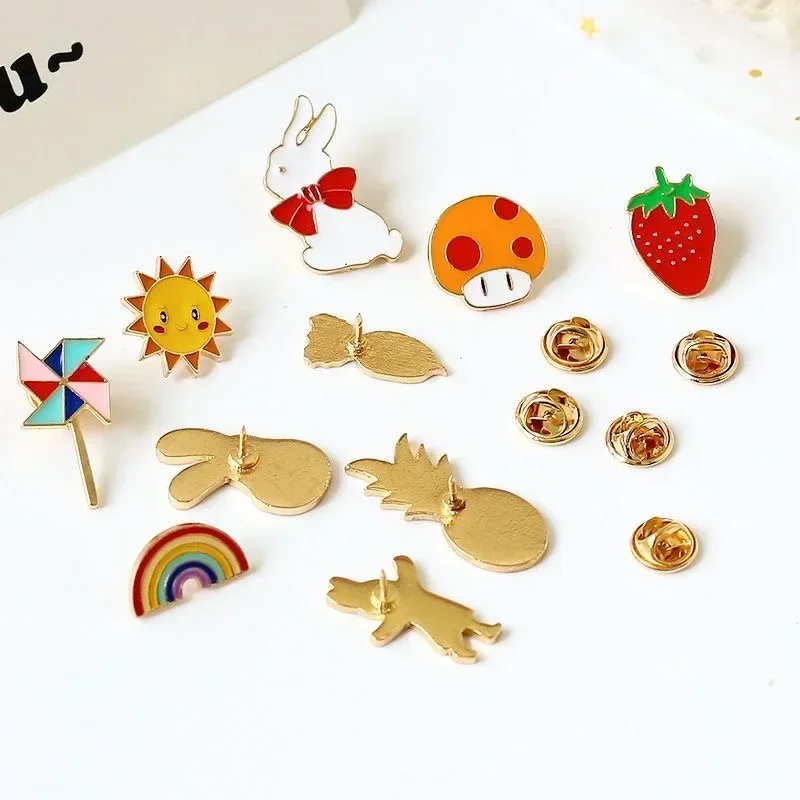 10–100 Stück Emaille-Abzeichen, Anstecknadeln, Broschen, niedliche Cartoon-Broschen für Kinder und Frauen, kleiner Metallschmuck mit vielen verschiedenen Formen
