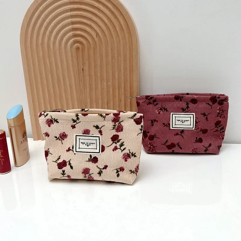 Nuova piccola borsa per cosmetici da donna modello floreale portatile piccola borsa per riporre assorbenti igienici custodia per chiavi portamonete portatile