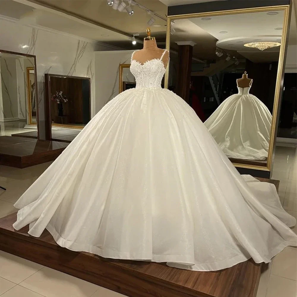 Abiti da sposa da donna personalizzati squisiti e modesti A Line Abiti da sposa con applicazioni alla moda Cinghie per spaghetti Principessa